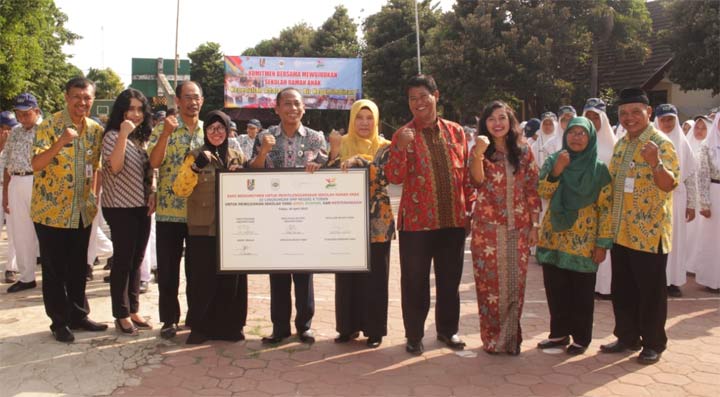 Kepala Disdik Tuban Nur Khamid, bersama Kepala Sekolah SMPN 6 Tuban Fathul Muin dan dewan guru saat mendeklarasikan Sekolah Ramah Anak.