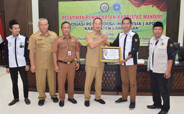 Bupati Lamongan,  Yuhronur Efendi, bersama forum pendamping desa.