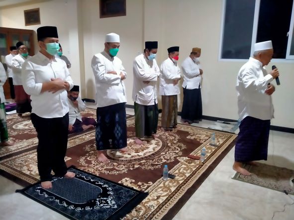 Ikut Salat Hajat, Wagub Jatim Emil Dardak: Kiai Ciptakan Ketenangan Batin Perkuat Imunitas
