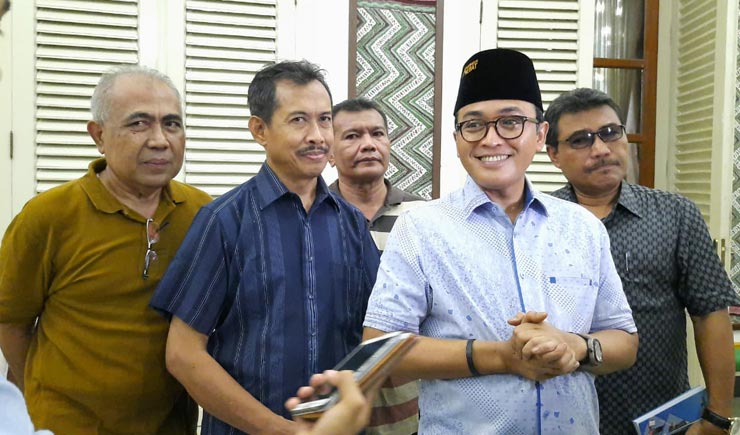 Bupati Pamekasan Baddrut Tamam bersama Sekdakab Totok Hartono, Direktur RSUD dan Plt Dinkes Pamekasan memberikan keterangan terkait adanya pasien PDP Corona yang meninggal.