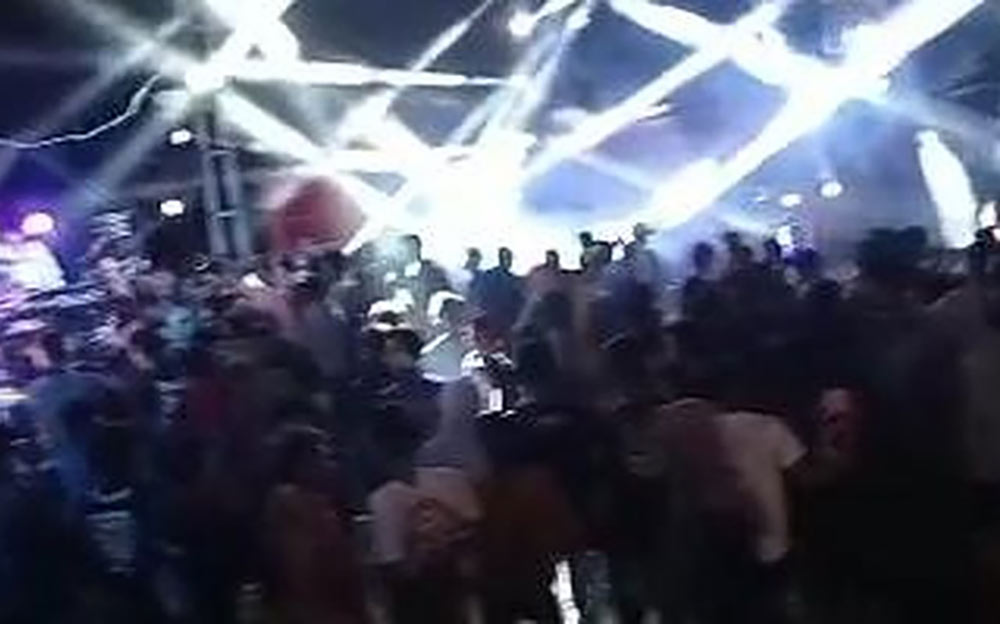Tangkapan layar gelaran orkesan pesta pernikahan anggota DPRD Akhmad Mujangki di kediamannya, Desa Pusungmalang, Kecamatan Puspo, Kabupaten Pasuruan, Sabtu (28/08) lalu. foto: ist.