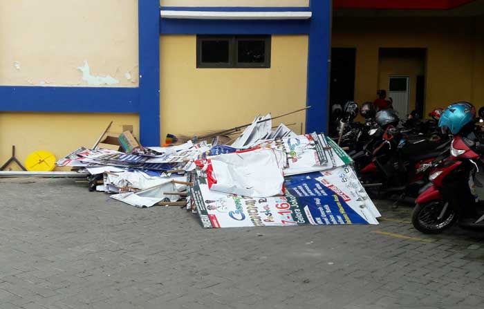 Reklame berupa banner dan spanduk tak berizin hasil penertiban Satpol PP. foto: SYUHUD/ BANGSAONLINE