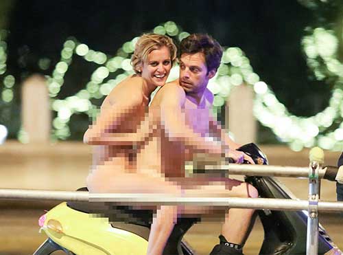 Aktor Sebastian Stan dan Denise Gough Naik Motor Telanjang Bulat Keliling Athena