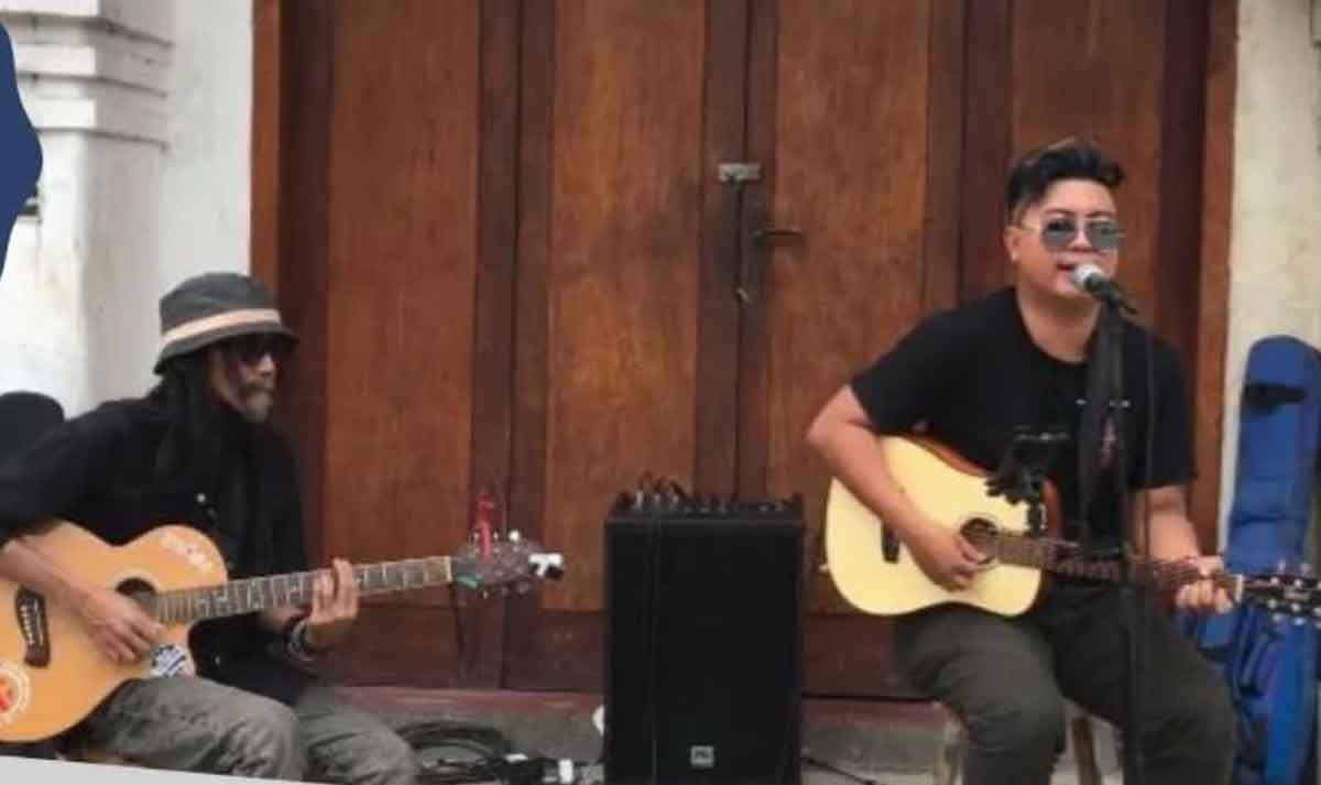 Akustikoma saat tampil.