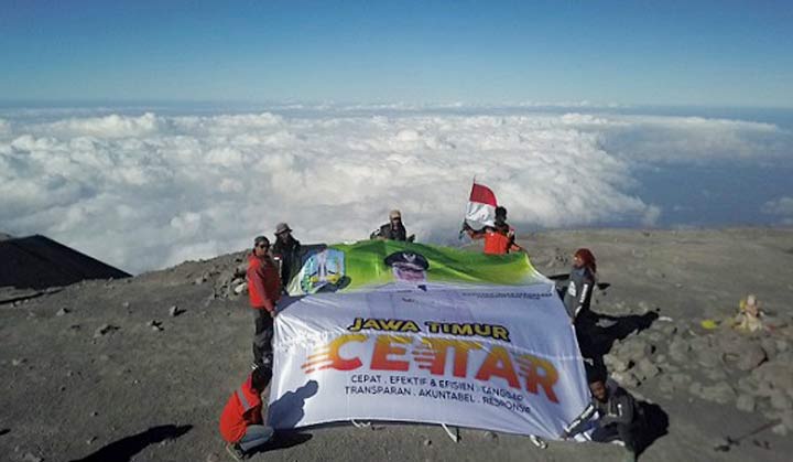 Jatim CETTAR Berkibar di Mahameru Puncak Tertinggi Tanah Jawa