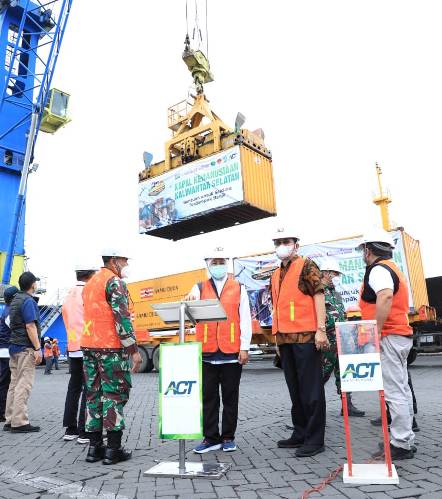 Bersama ACT dan YP3I, Gubernur Khofifah Lepas 1.000 Bantuan Beras ke Kalsel