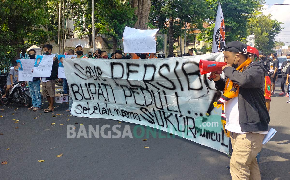 Merasa Diakali Bupati Bojonegoro, Suporter Persibo Demo Tolak Abdullah-Sally dan Ancam Boikot