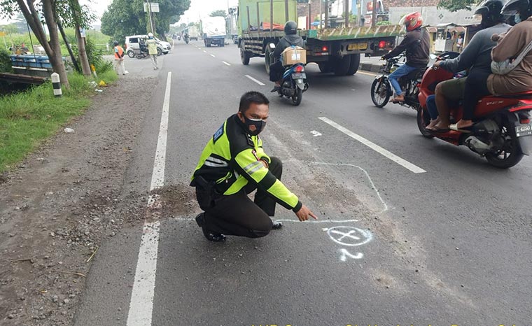 Petugas Satlantas Polresta Sidoarjo melakukan olah TKP di lokasi kejadian.
