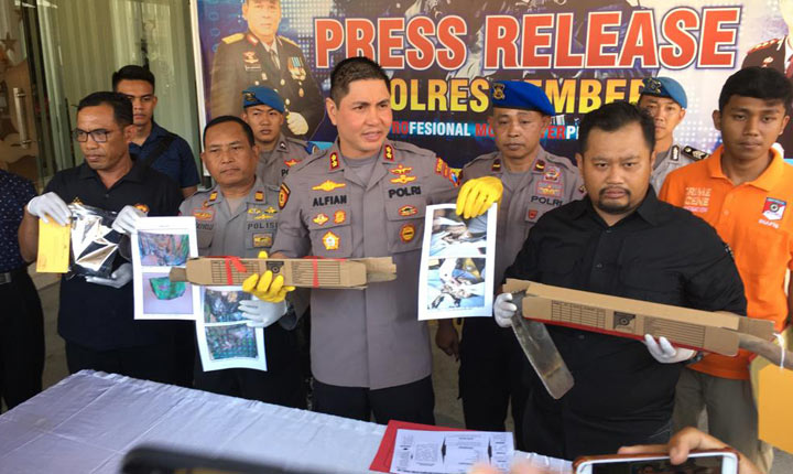 Kapolres Jember AKBP Alfian Nurrizal menunjukkan barang bukti yang digunakan para pelaku untuk mengubur mayat korban saat pers rilis di mapolres setempat, Kamis (7/11).