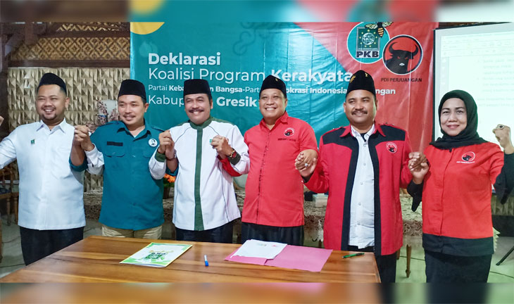 Jajaran pengurus PKB dan PDIP Gresik saat deklarasi koalisi kerakyatan di parlemen, 2019 silam.