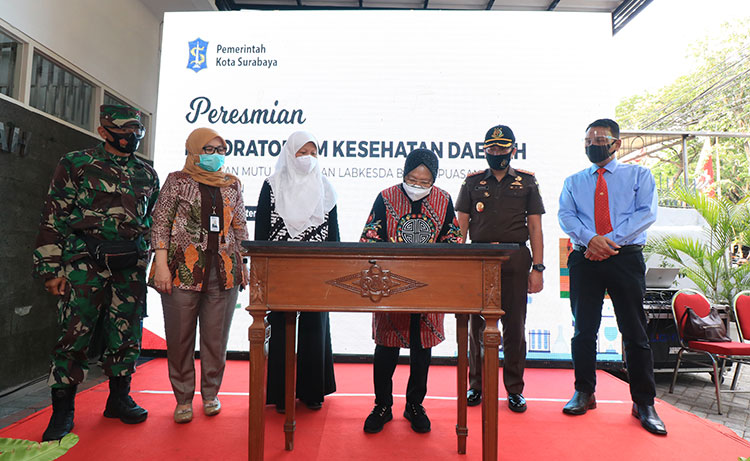 Wali Kota Risma meresmikan Laboratorium Kesehatan Daerah Surabaya di Jalan Gayungsari No. 124 Surabaya, Selasa (15/9/2020). (foto: ist).