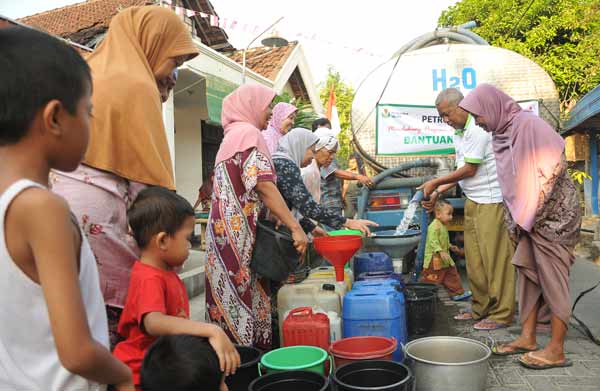 Peduli Korban Kekeringan, Petrokimia Gresik Dropping 1000 Truk Air Bersih