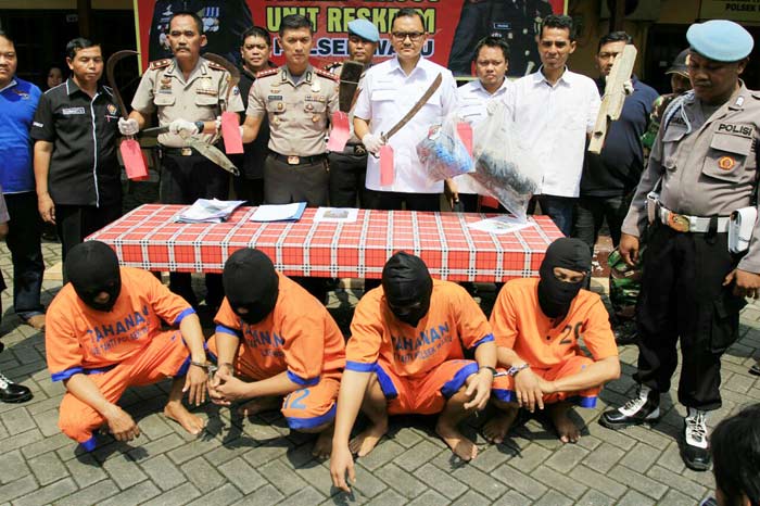 Polresta Sidoarjo saat rilis 4 pelaku pembunuhan berikut barang bukti berupa parang dan celurit.