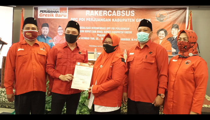 Ketua PDIP Gresik Mujid Riduan didampingi Sekretaris Noto Utomo, dan Bendahara Siti Muafiyah saat menyerahkan rekom DPP kepada Bu Min. foto: SYUHUD/ BANGSAONLINE