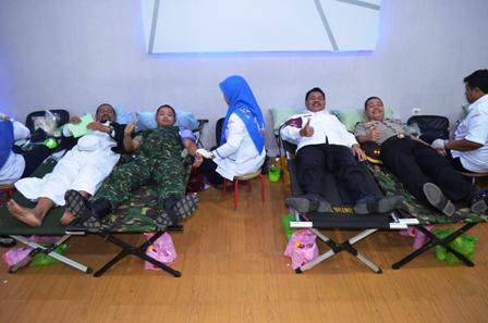Kegiatan donor darah dalam perayaan HUT Bhayangkara ke-72, kemarin. (yudi)