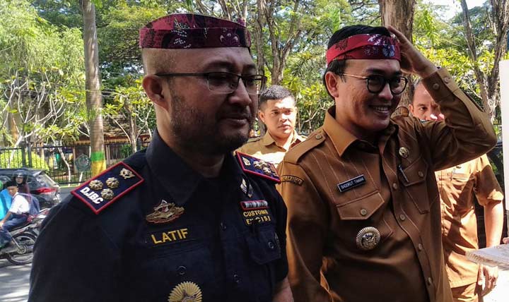 Kepala Bea dan Cukai Madura Latif Helmi saat bersama Bupati Pamekasan Baddrut Tamam.