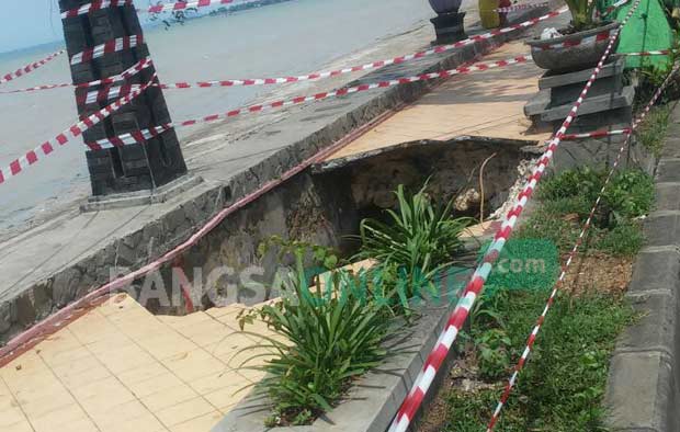 Diguyur Hujan Deras, Trotoar di Jalan Pantura Ambrol