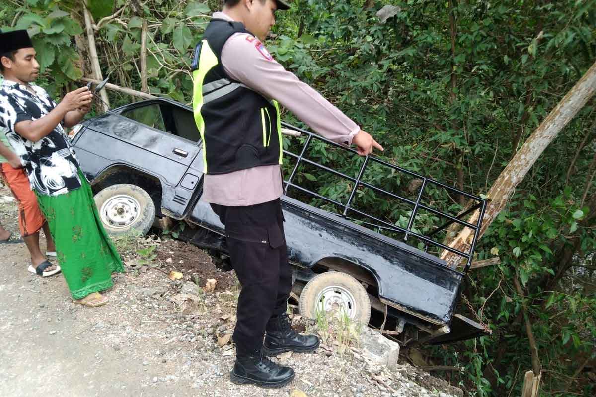 Tak Kuat Menanjak, Sebuah Pikap Pengangkut Orang di Sampang Masuk ke Jurang