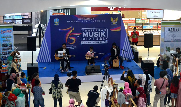Pagelaran Musik Virtual Kota Kediri dalam rangka memperingati Hari Jadi ke-75 Provinsi Jawa Timur di Kediri Town Square. (foto: ist)