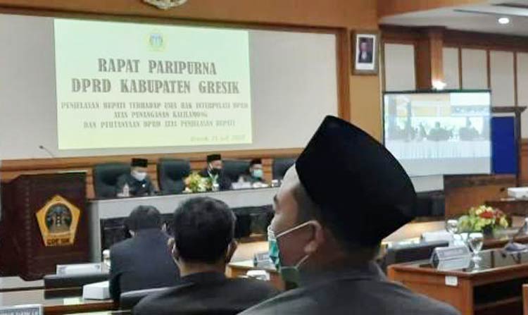 DPRD Gresik ketika menggelar paripurna interpelasi bupati terhadap penanganan banjir Kali Lamong. foto: SYUHUD/ BANGSAONLINE