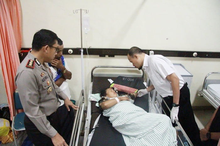 Kapolres Blitar Kota AKBP Adewira Negara Siregar saat menjenguk Jaenab.