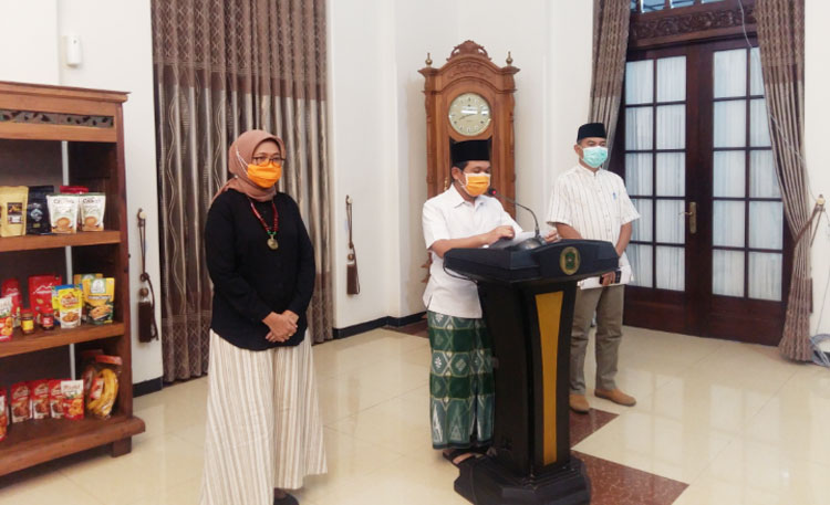 Bupati beserta Wakil Bupati Lumajang saat menyampaikan lonjakan pasien positif Covid-19, Minggu (26/4).