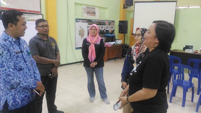 Rochani (berkaos hitam), Komisioner KPU Jatim sewaktu meninjauPPS Kidul Dalem, Klojen Kota Malang. Foto: IWAN I/BANGSAONLINE