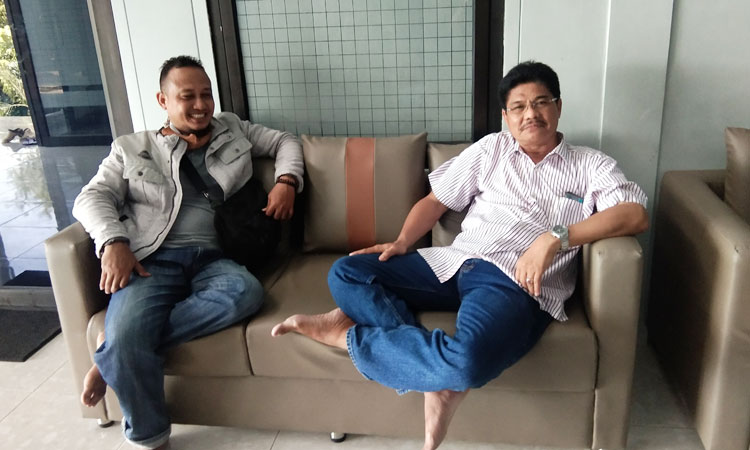 Ketua LSM Jawapes Wawan Setiawan saat bertemu dengan Ketua SMK Alam Raya, Syaiful Rahman.