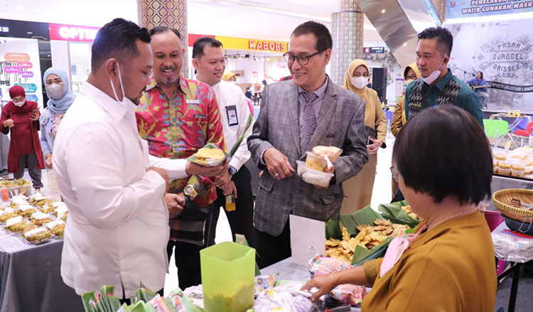 Bupati Gresik Fandi Akhmad Yani saat melihat aneka jajanan Djadoel Grisse. foto: SYUHUD/BANGSAONLINE.