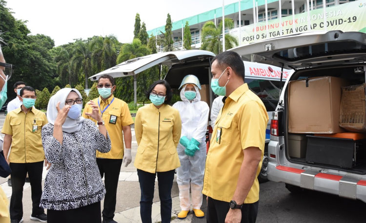 Direksi Petrokimia Gresik bersama Dirut PT Nusantara Sebelas Medika meninjau bantuan APD dan obat-obatan di Posko Command Center GOR Tri Dharma Petrokimia Gresik, saat Closing Ceremony Posko Satgas Covid-19 BUMN Jatim.