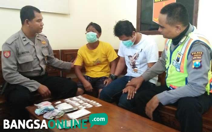 Dua pelaku saat diinterogasi petugas. foto: RONY S/ BANGSAONLINE