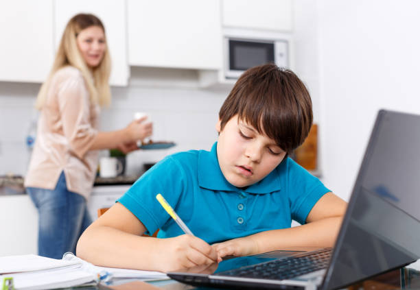 Membatasi Waktu Layar: Tips Pengoperasian Penggunaan Teknologi untuk Anak-anak