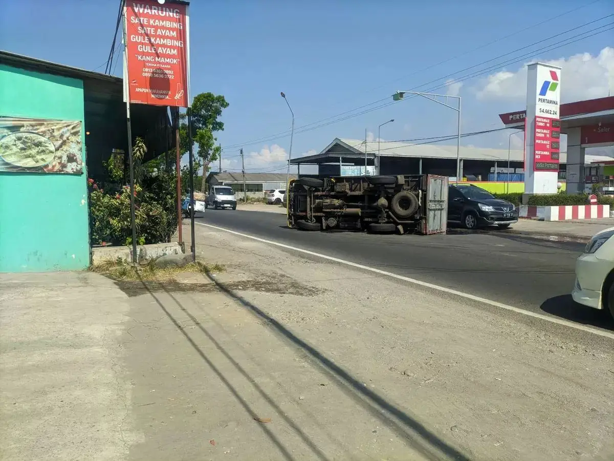 Truk Terguling Saat Salip Kendaraan di Tulungagung, Sopir Alami Nyeri Dada