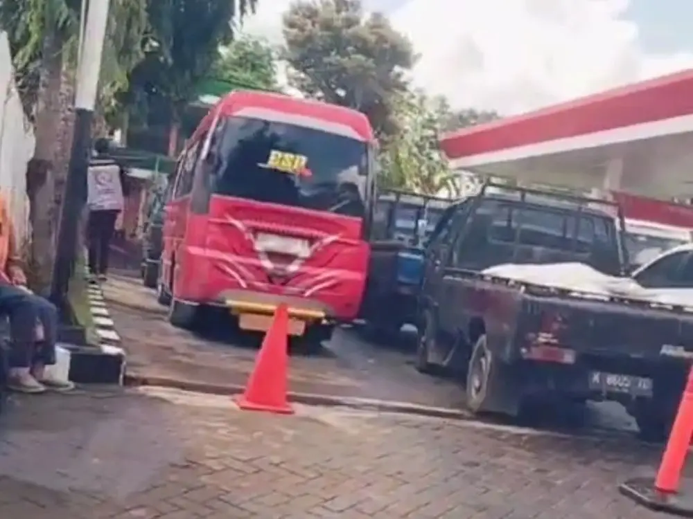 Antrean BBM di Sumenep Kembali Mengular, Konsumen Rela Cari Informasi Sebelum Isi Bahan Bakar