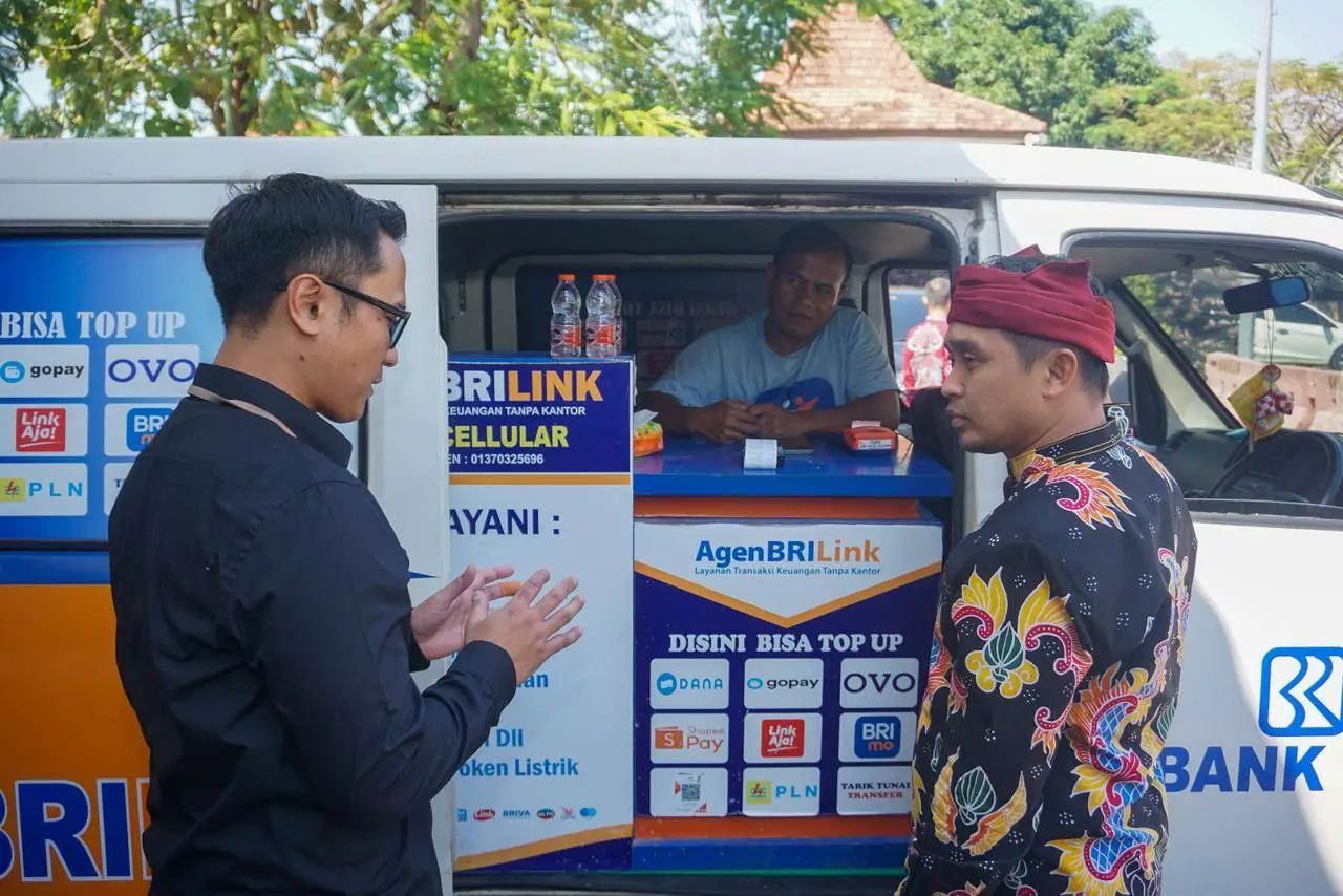 Wali Kota Pasuruan ketika meninjau layanan pembayaran PBB melalui BRI.