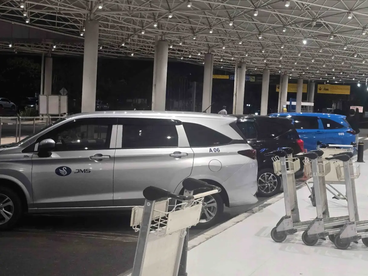 Mobil Taksi di Bandara, Ada yang Laris, Ada yang Sepi Penumpang, Kenapa
