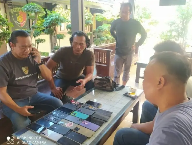 Kakak Beradik Spesialis Curi HP Sopir di Lamongan Ditangkap, Polisi Sita 30 Ponsel