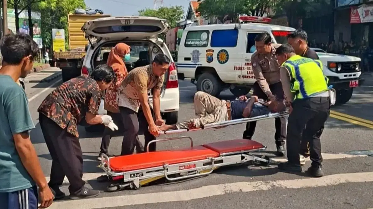 Mendadak Pindah Lajur, Gerobak Motor Angkut Es Batu di Lamongan Dilibas Truk