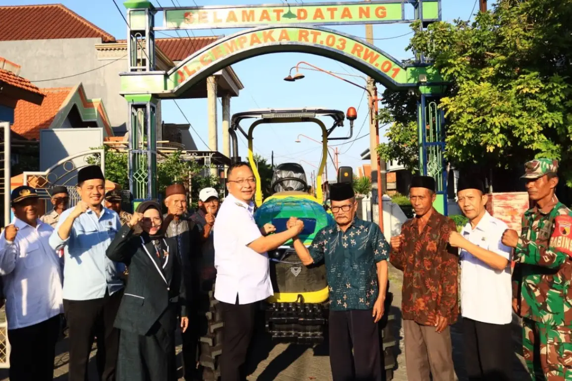 Serahkan Combine Harvester, Wabup Gresik Dorong Petani Beralih ke Pertanian Modern