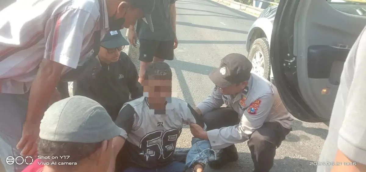 Diduga Patah Hati, Aksi Pria di Lamongan Hendak Lompat ke Bengawan Solo Digagalkan
