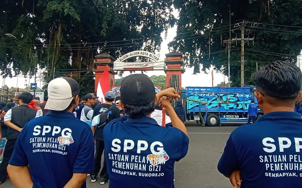  Aliansi SPPG Peta Blitar Raya saat menggelar aksi damai di Alun-Alun Kota Blitar.