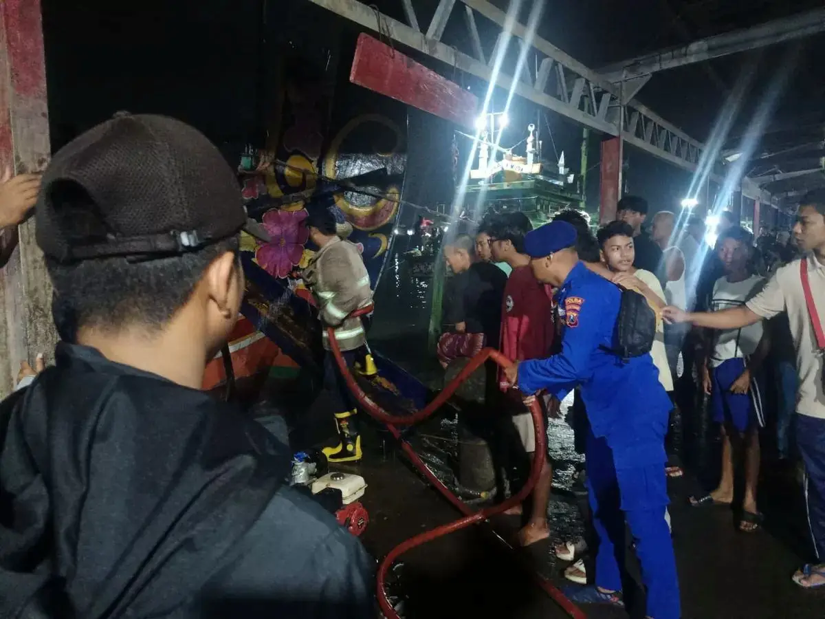 Kapal Bermuatan Ikan Terbakar di PPN Brondong Lamingan, Diduga Akibat Korsleting Listrik
