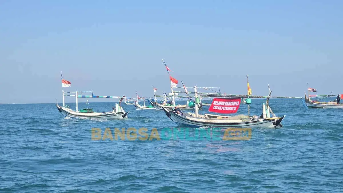 Nelayan dari Banyuates, Sampang, ketika menggelar aksi menuntut ganti rugi ke Petronas. Foto: AHMAD FAUZI/BANGSAONLINE
