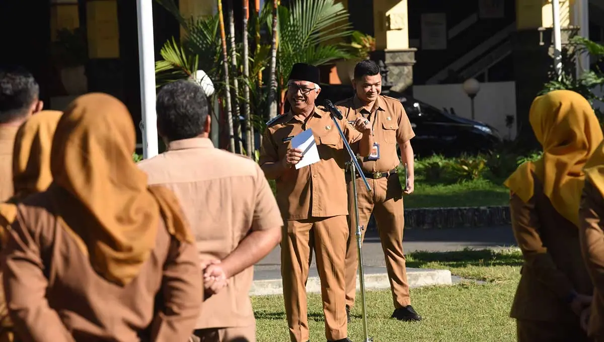 Wakil Wali Kota Kediri saat memberi arahan kepada peserta apel pagi.
