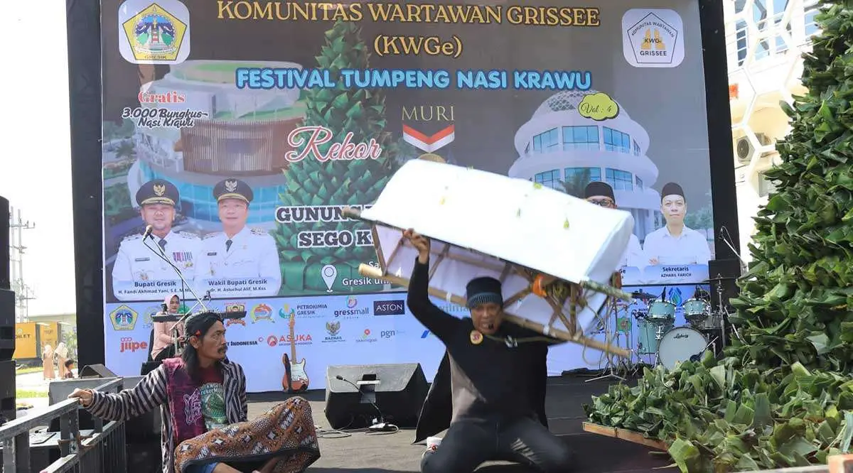 Teater Komunitas Wartawan Grissee Guncang Festival Tumpeng Nasi Krawu 2026