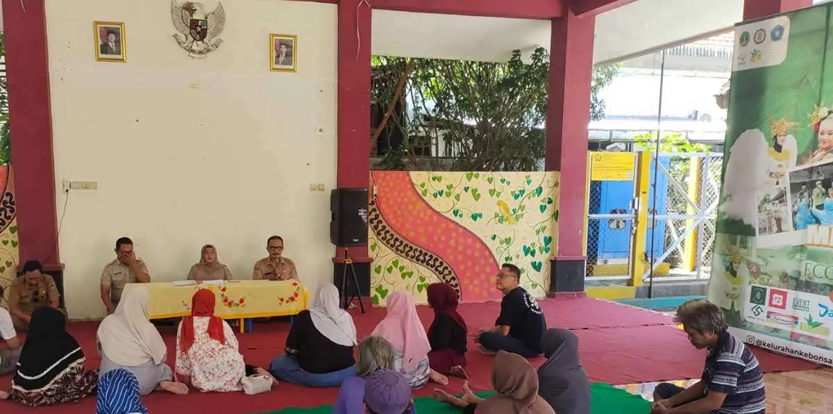 Penyerahan sertifikat PTSL 2026 yang dilakukan Kantah Kota Pasuruan ke warga Kebonsari.
