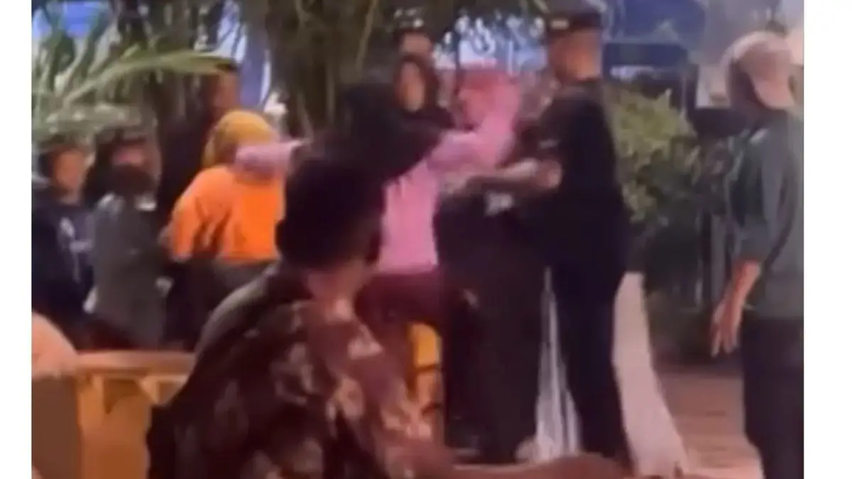 Viral Emak-emak Berkelahi di Alun-Alun Lamongan, Pengunjung Heboh Saksikan Baku Jambak