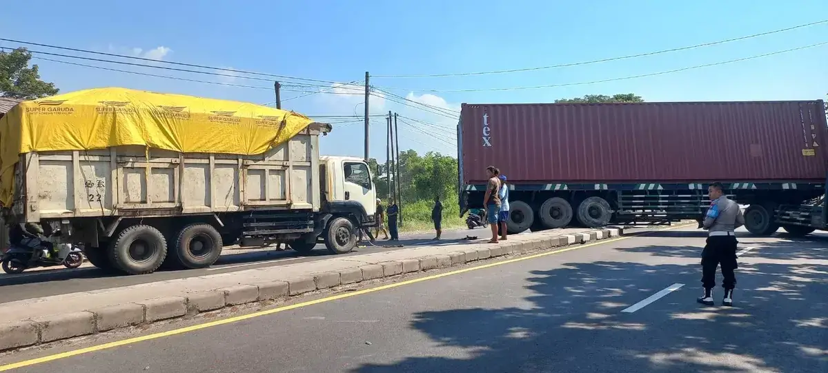 Kondisi truk yang melintang di jalur Babat-Lamongan usai alami pecah ban