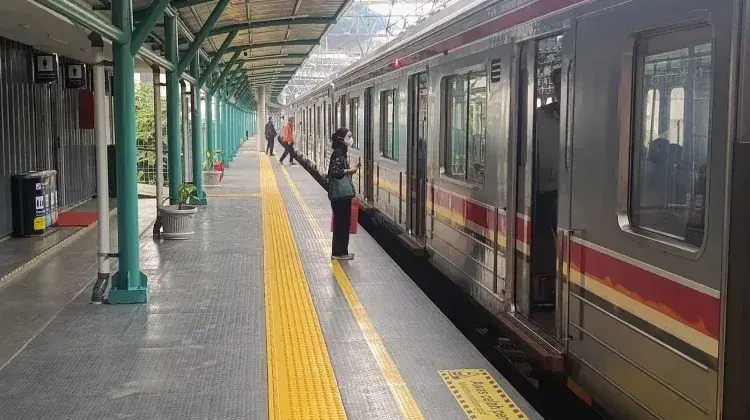 suasana peron stasiun JIS