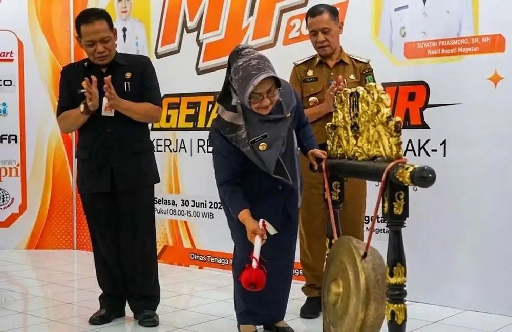 Bupati Magetan Bunda Nanik Sumantri memukul gong tanda dibukanya Job Fair 2026. Foto: ANTON/BO